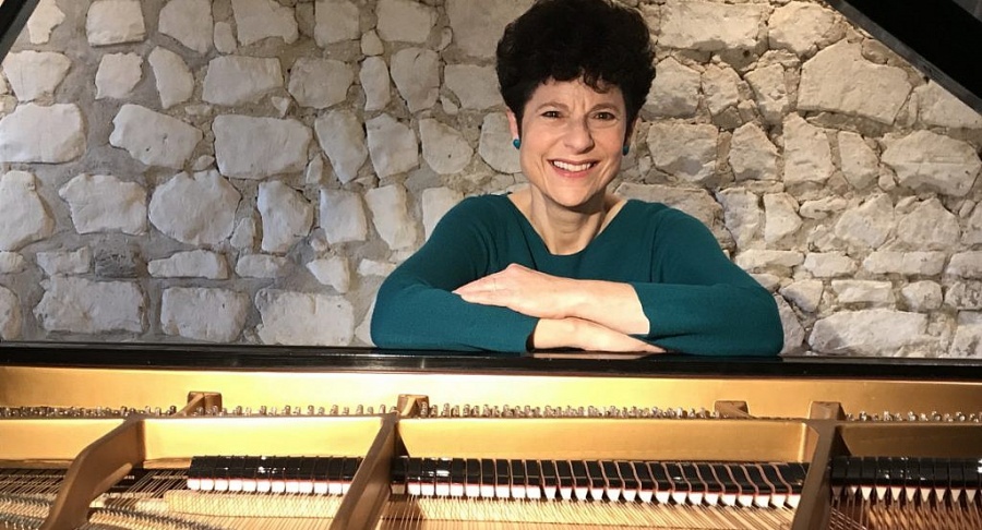 Еврейская пианистка собирает деньги для беженцев
